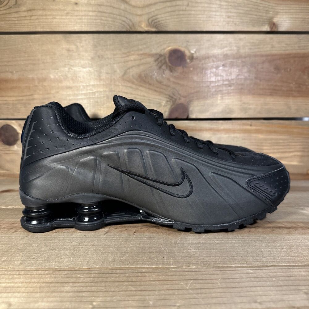 NEW Mens Size 10.5 Nike Shox R4 Black Bright Crimson Low Top Sneakers HQ1988-001